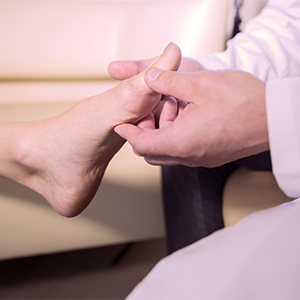 Häufig leiden Frauen an Hallux Valgus. Häufig leiden Frauen an Hallux Valgus, einer Fehlstellung des Großzehengrundgelenks.
