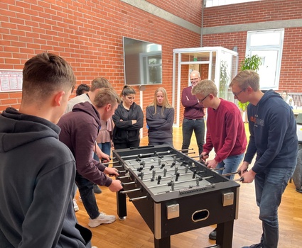 Jugendliche spielen Kicker