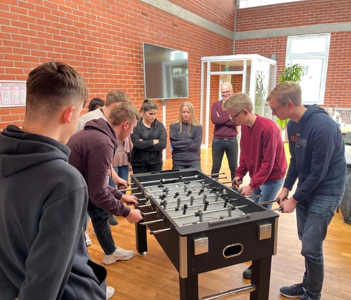 Jugendliche spielen Kicker