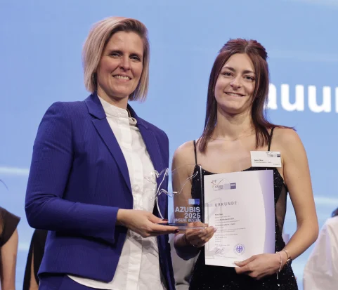 Zwei Frauen mit Trophäe und Urkunde