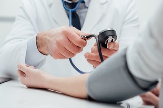 Die Einheit mmHg (Millimeter Quecksilbersäule) wird auch zur Messung des Blutdrucks verwendet.