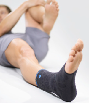 Bandagen, wie die Dynamics Plus Achillesbandage, sorgen für gezielte Entlastung.