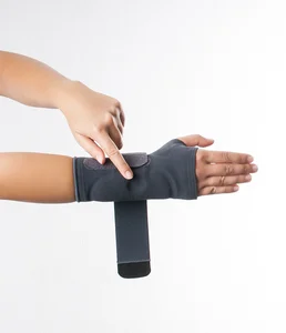 Fixieren Sie die Dynamics Handgelenkbandage am Handgelenk