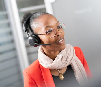 Frau mit Headset