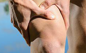 Wenn das Knie schmerzt, können einfachste Bewegungen im Alltag quälen.