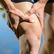 Wenn das Knie schmerzt, können einfachste Bewegungen im Alltag quälen.