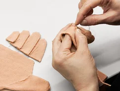 De vinger- en teendelen worden met de hand aangezet - voor optimaal draagcomfort.