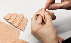 De vinger- en teendelen worden met de hand aangezet - voor optimaal draagcomfort.