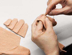 Die Finger- und Zehenteile werden von Hand angenäht – für optimalen Tragekomfort. kompressionsstrumpf handarbeit ofa lastofa