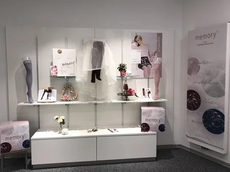 Schaufensterdekoration zum Thema Hochzeiten & Feste