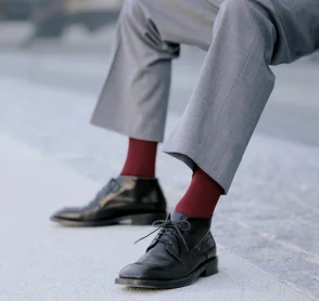 Mann trägt heutzutage auffällige Socken zum Anzug.