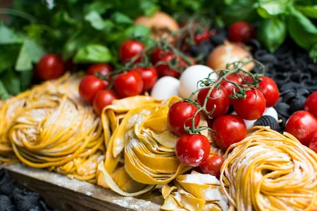 Ausgewogene Ernährung mit viel frischem Obst und Gemüse ist wichtig für die Gesundheit.