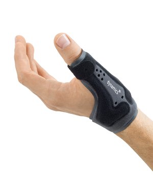 Een speciale duimspalk immobiliseert het MCP gewricht, zodat het ligament letsel genezen kan.