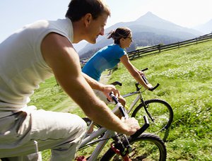 Zum Springen, Rennen oder Sitzen brauchen wir unsere Gelenke. Zum Springen, Rennen oder Sitzen brauchen wir unsere Gelenke.