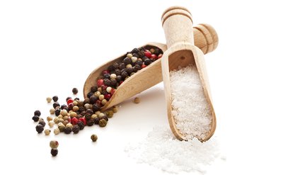 Pfeffer und Salz in Holzschippen