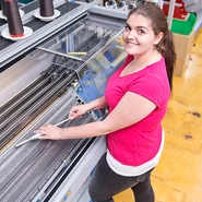 Auszubildende zur Produktionsmechanikerin Textil bei Ofa Bamberg, im Maschinenpark. 