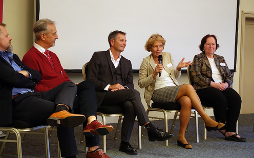 In der Podiumsrunde wurden die Vortragsthemen eifrig diskutiert: Ralph Martig, Hans Pritschow, Dr. Tobias Bertsch, Dr. med. Gabriele Faerber, Dr. med. Ingelore Warsow (v.l.n.r.)