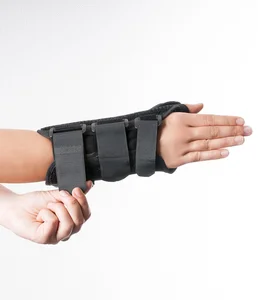 Verschließen Sie die Klettverschlüsse der Dynamics Handgelenkorthese