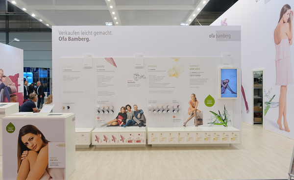 Auf 4,5 Metern zeigt die Ofa Verkaufswand eindrücklich die Vorteile von höherwertigen Kompressionsstrümpfen.