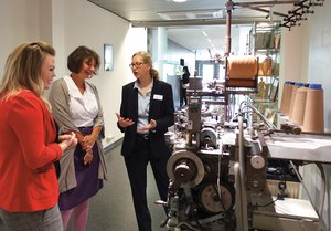 An historischen Strickmaschinen informierte sich Dr. Anya Miller (rechts im Bild) über die Entwicklung der Stricktechniken im Laufe der Zeit. An historischen Strickmaschinen informierte sich Dr. Anya Miller über die Entwicklung der Stricktechniken im Laufe der Zeit.