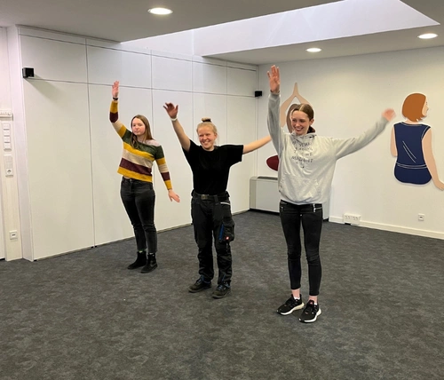 Auszubildende entwickeln Übungen für eine aktive Pause und werden dabei gefilmt.