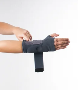 Ziehen Sie die Dynamics Handgelenkbandage an