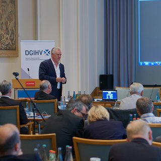Vorstandsvorsitzender Klaus-Jürgen Lotz während der ersten Fachtagung der DGIHV