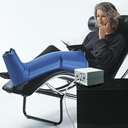 A woman undergoes apparative compression therapy.