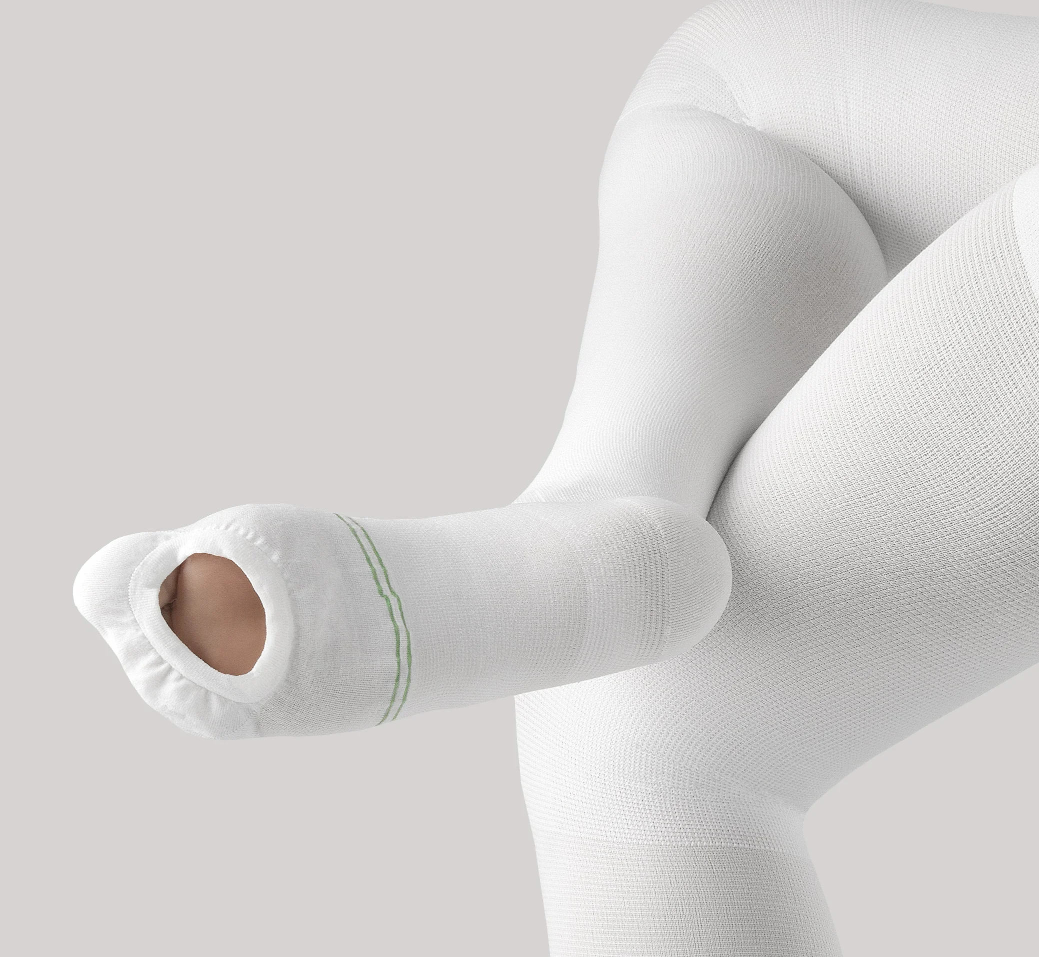 Ein Paar weiße Anti-Thrombosestrümpfe (MTS), die als medizinische Hilfsmittel für bettlägerige und frisch operierte Patienten im Krankenhaus dienen.