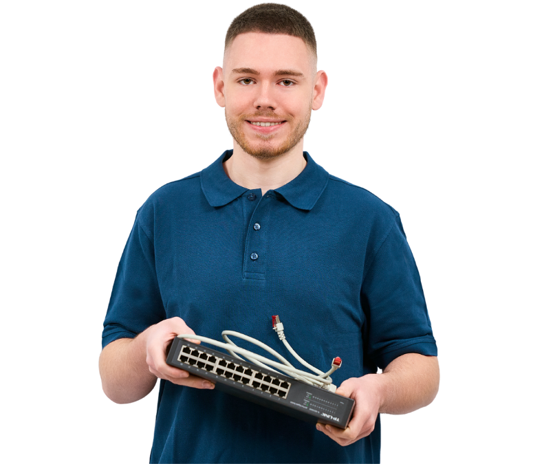 Junger Mann mit Computerhardware