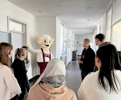 Junge Menschen in einem Gebäude, das zu einem Unternehmen gehört