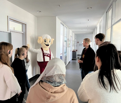 Junge Menschen in einem Gebäude, das zu einem Unternehmen gehört