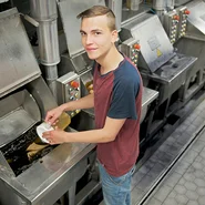 Lukas, Auszubildender zur Produktveredler Textil bei Ofa Bamberg, bei seiner Arbeit in der Färberei. 