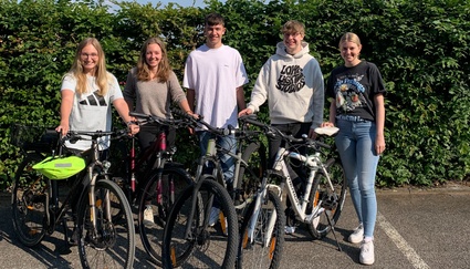 5 junge Leute mit ihren Fahrrädern