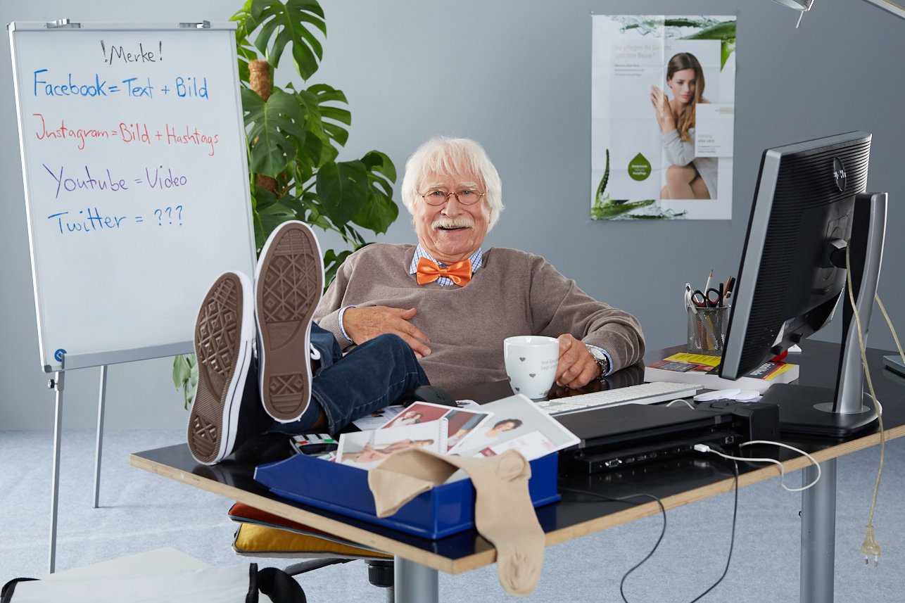 Otto der Social Media Guru in seinem Büro