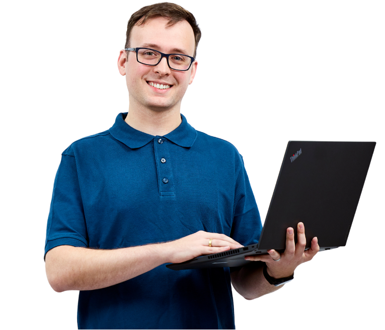 Junger Mann mit aufgeklapptem Laptop