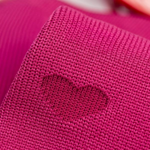 Lasofa Forte Modefarben 2025 Gestrick Granatapfel Herz