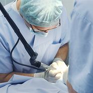 Wenn Medikamente, Bewegungstherapie oder Bandagen nicht ausreichen, wird auf chirurgische Verfahren zurückgegriffen.