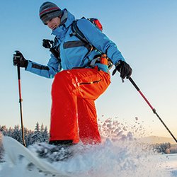 Een skiduim is vaak het gevolg van een val met de skistok nog in de hand.
