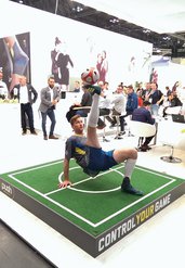 Fußballkünstler Tommy Freestyle bewies bei der OTWorld 2018: Die Push Sports Knöchelbandage Kicx lässt volle Freiheit für spektakuläre Tricks.