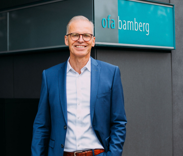 Der Geschäftsführer vor dem Firmengebäude