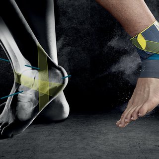 Wirksamer Schutz vor Supinationstraumata: Die Push Sports Knöchelbandage Kicx sichert das Sprunggelenk nach dem Tape-Prinzip.