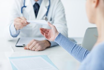 Manuelle Lymphdrainage wird als Heilmittel vom Arzt verordnet. Manuelle Lymphdrainage wird als Heilmittel vom Arzt verordnet.
