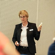 Cornelia Rahn, Lymph-Expertin bei Ofa Bamberg, empfiehlt den Ofa Fix Hautkleber.