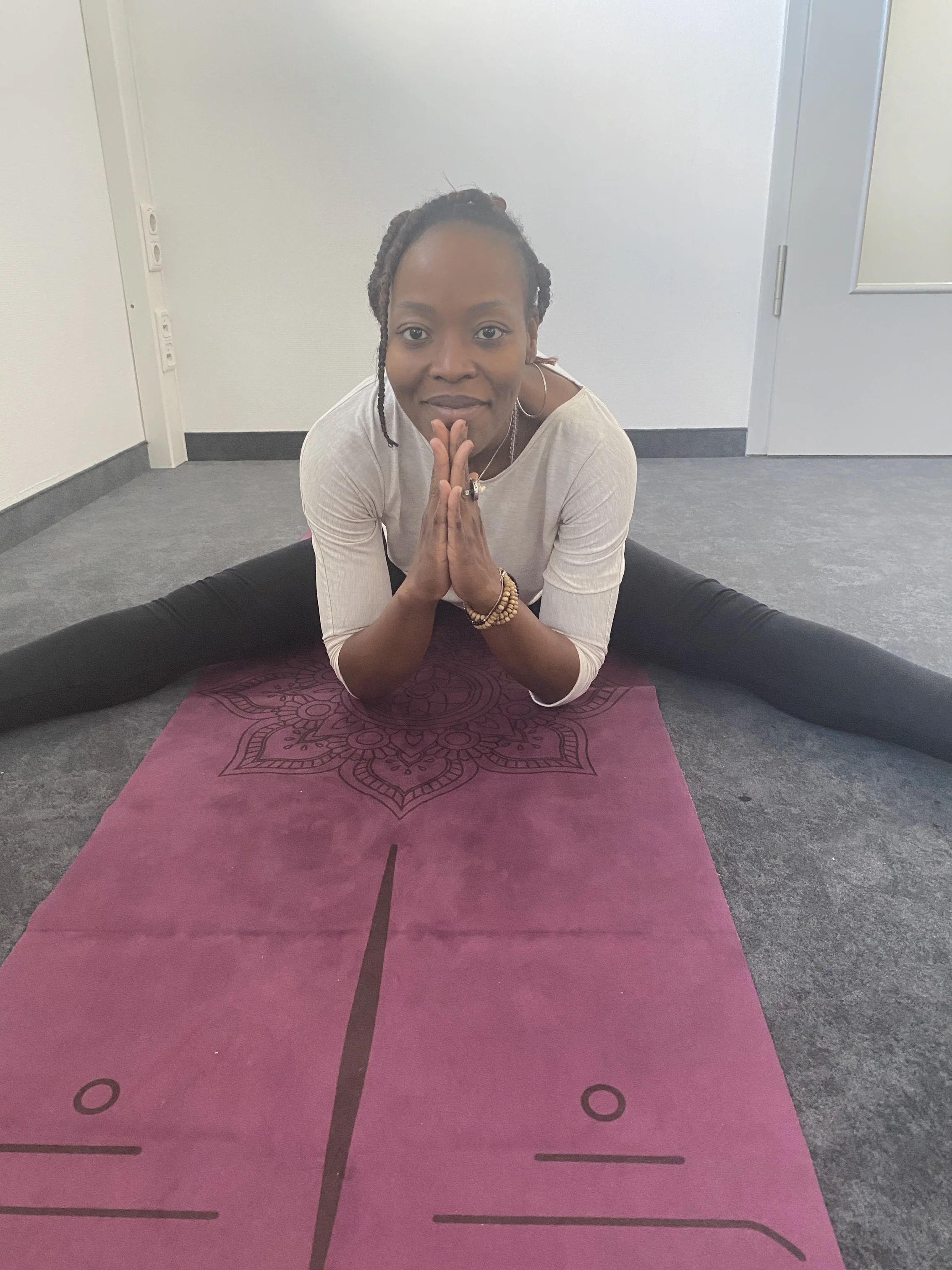 Frau in entspannter Pose auf einer Yogamatte