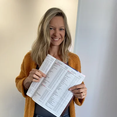 Die Personalleiterin der Ofa Bamberg GmbH hält eine aufgeblätterte Zeitschrift in der Hand.