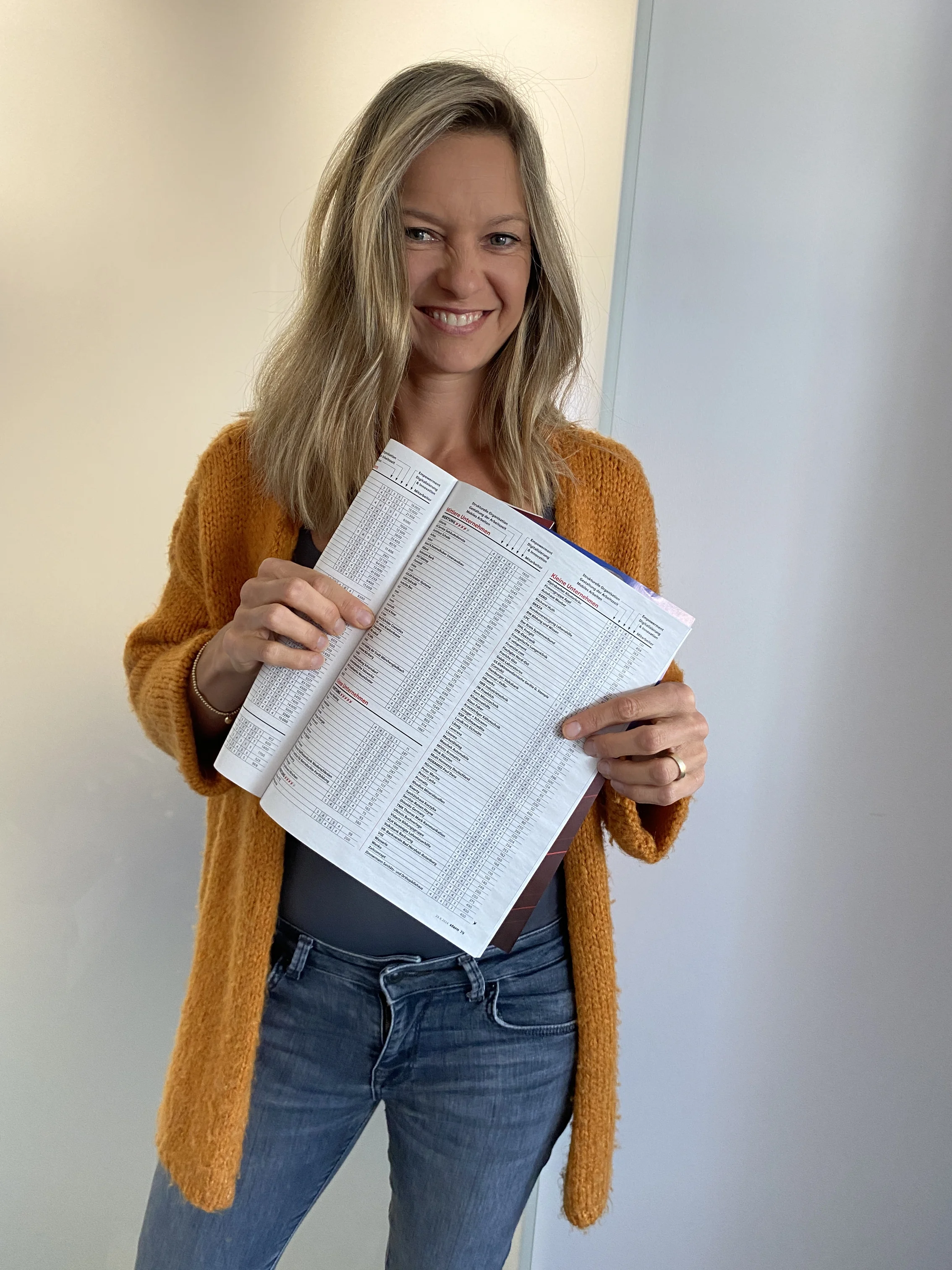 Die Personalleiterin der Ofa Bamberg GmbH hält eine aufgeblätterte Zeitschrift in der Hand.