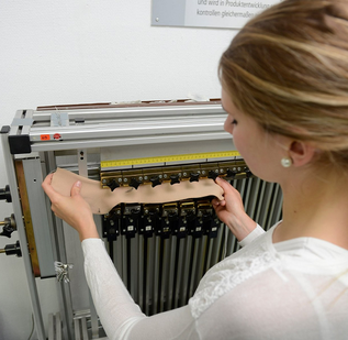 Der Ausbildungsberuf zur Textillaborantin erfordert ruhige Hände und Fingerspitzengefühl.