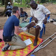 Das Team von Pro Uganda kümmert sich vor Ort um die Versorgung der körperbehinderten Menschen.