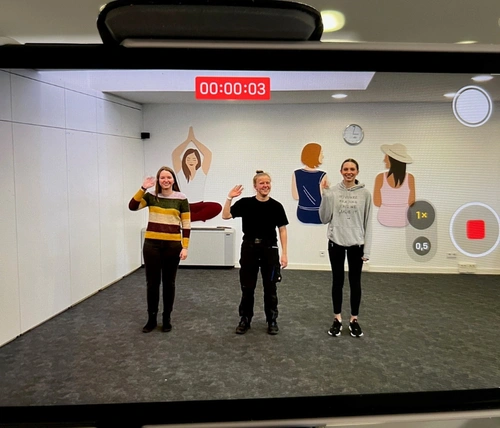 Auszubildende entwickeln Übungen für eine aktive Pause und werden dabei gefilmt.